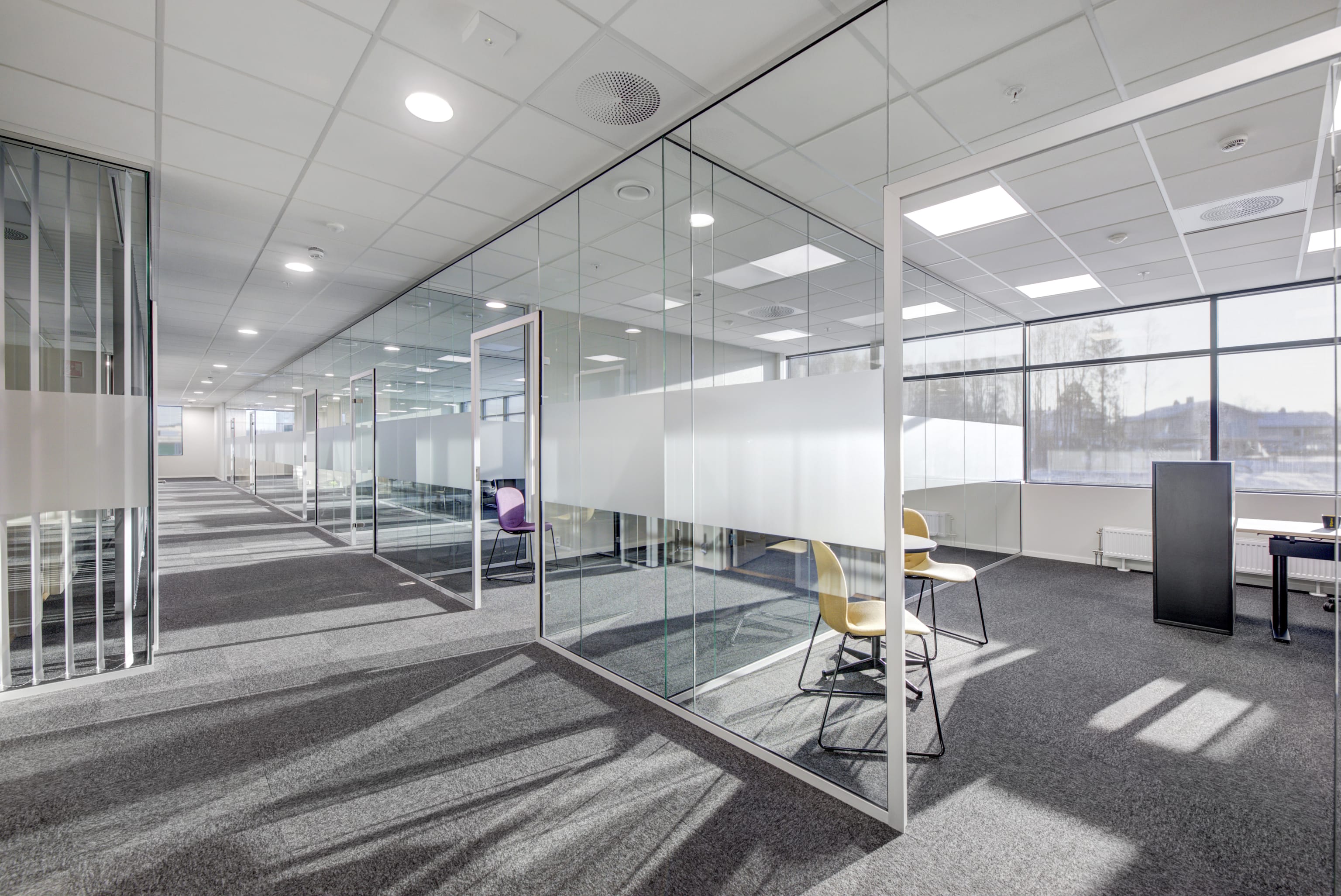 Illustrasjonsbilde av kontorer med glassvegger innvendig